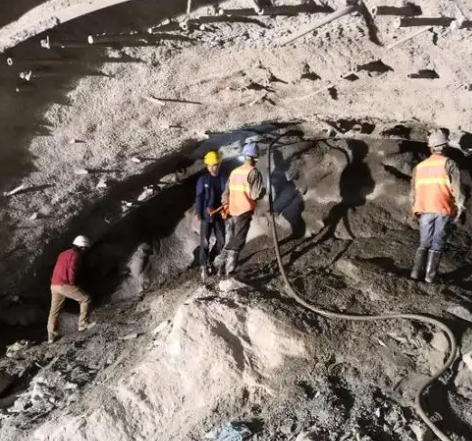 上杭拱顶带模注浆料的施工流程及注意事项